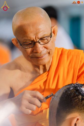 ภาพ No.284484:วันพุธที่ 17  ธันวาคม พ.ศ.2568  พิธีปลงผมนาคธรรมทายาท  โครงการบรรพชาสามเณรและบวชอุบาสิกาแก้ว  ณ วิทยาลัยศรีวิจายา (Sekolah Tinggi Agama Buddha Negeri Sriwijaya) เมืองตังเกอรัง จังหวัดบันเตน ประเทศอินโดนีเซีย