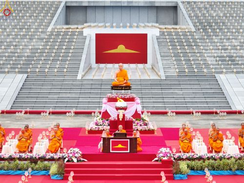 ภาพ No.90229:พิธีจุดประทีป 20,000 ดวง บูชาพระมหาธรรมกายเจดีย์ และบูชาพระมงคลเทพมุนี(สด จนฺทสโร) พระผู้ปราบมาร วันอังคารที่ 10 ตุลาคม พ.ศ. 2566 ณ ลานธรรมพระมหาธรรมกายเจดีย์ วัดพระธรรมกาย จ.ปทุมธานี
