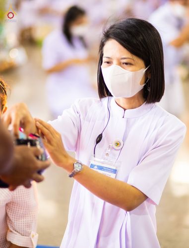 ภาพ No.76781:พิธีตักบาตรข้าวสารอาหารแห้ง  ณ บ้านแก้วเรือนทองคุณยายฯ สภาธรรมกายสากล  วัดพระธรรมกาย จ.ปทุมธานี  ในวันอาทิตย์ต้นเดือนที่ 6 มีนาคม พ.ศ. 2566