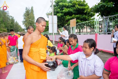 ภาพ No.342577:วันที่ 5 สิงหาคม พ.ศ. 2569  กิจกรรมตักบาตรโครงการรักความดี เพื่อเผยแผ่งานพระพุทธศาสนา  ศูนย์คมนาคม วัดพระธรรมกาย ณ โรงเรียนสังข์อ่ำ อ.คลองหลวง จ.ปทุมธานี