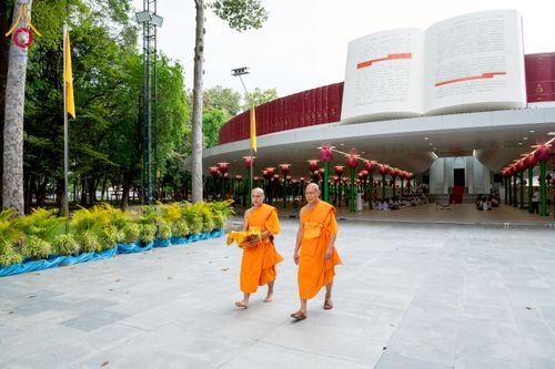 ภาพ No.244958:วันเสาร์ที่ 6 กันยายน พ.ศ. 2568 พิธีถวายบาตร บรรพชา อุปสมบทของนาคธรรมทายาท โครงการอุปสมบทหมู่บูชาธรรมครบรอบ 108 ปี  วันครูผู้ค้นพบวิชชาธรรมกาย ณ โบสถ์พระไตรปิฎก วัดพระธรรมกาย