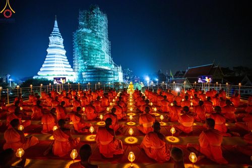 ภาพ No.201745:พิธีจุดประทีปถวายเป็นพุทธบูชา และบูชาธรรมมหาปูชนียาจารย์ ณ อาคารธรรมยาตรา กตัญญูบูชามหาปูชนียาจารย์ ตรงข้ามวัดปากน้ำภาษีเจริญ จ.กรุงเทพมหานคร ในโครงการธรรมยาตรา กตัญญูบูชา มหาปูชนียาจารย์ พระมงคลเทพมุนี(สด จนฺทสโร) พระผู้ปราบมาร อนุสรณ์สถาน 7 แห่ง
