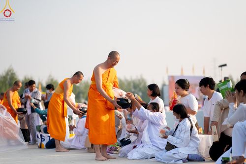 ภาพ No.201202:พิธีตักบาตรพระธรรมยาตรา ณ อนุสรณ์สถานลำดับที่ 5 สถานที่เผยแผ่วิชชาธรรมกายครั้งแรก อนุสรณ์สถานบางปลา วัดบางปลา อำเภอบางเลน จังหวัดนครปฐม ในโครงการธรรมยาตรา กตัญญูบูชา มหาปูชนียาจารย์ พระมงคลเทพมุนี(สด จนฺทสโร) พระผู้ปราบมาร อนุสรณ์สถาน 7 แห่ง ปีที่ 13