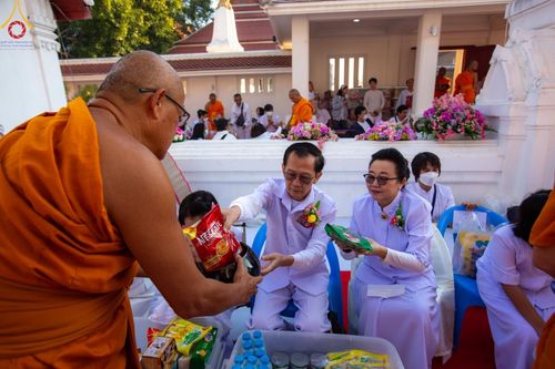 ภาพ No.197813:พิธีตักบาตรพระธรรมยาตรา ณ อนุสรณ์สถานลำดับที่ 4 สถานที่เกิดด้วยกายธรรม วัดโบสถ์(บน) ต.บางคูเวียง จ.นนทบุรี ในโครงการธรรมยาตรา กตัญญูบูชา มหาปูชนียาจารย์ พระมงคลเทพมุนี(สด จนฺทสโร) พระผู้ปราบมาร อนุสรณ์สถาน 7 แห่ง ปีที่ 13 วันที่ 19 มกราคม พ.ศ. 2568