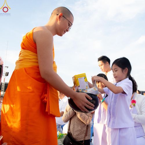 ภาพ No.187910:พิธีตักบาตรฉลองพระใหม่ ต้อนรับพุทธศักราช 2568 ณ ลานธรรมพระมหาธรรมกายเจดีย์ วัดพระธรรมกาย จ.ปทุมธานี วันที่ 1 มกราคม พ.ศ. 2568