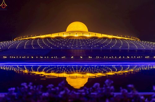 ภาพ No.224137:วันวิสาขบูชา วันอาทิตย์ที่ 11 พฤษภาคม พ.ศ. 2568 พิธีจุดวิสาขประทีป ,  พิธีเวียนประทักษิณรอบพระมหาธรรมกายเจดีย์ , พิธีฉลองชัยสวดมนต์บทธัมมจักกัปปวัตตนสูตร ครบ 7,357,000,000 จบ ณ มหารัตนวิหารคด วัดพระธรรมกาย