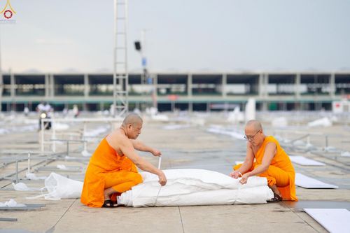 ภาพ No.225231:วันที่ 20 - 27 เมษายน พ.ศ. 2568 "ภาพแห่งความปลื้มที่ไม่มีวันจบ" คณะสงฆ์สามเณร เจ้าหน้าที่ และสาธุชน ร่วมแรงร่วมใจกันเตรียมงานและเก็บงาน เพื่อวันคุ้มครองโลก พิธีถวายมหาสังฆทานคณะสงฆ์ 40,000 กว่าวัดทั่วประเทศ