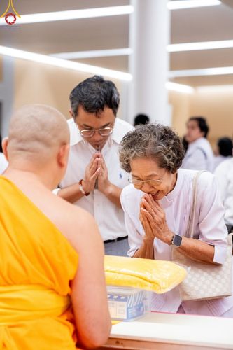 ภาพ No.145410:พิธีถวายผ้าอาบน้ำฝนและประทีปโคมไฟ ณ สภาธรรมกายสากล วัดพระธรรมกาย วันเสาร์ที่ 20 กรกฎาคม พ.ศ. 2567