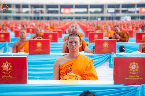 ภาพ No.221735:วันอังคารที่ 22 เมษายน พ.ศ. 2568 ภาพพิธีถวายมหาสังฆทานคณะสงฆ์ 40,000 กว่าวัดทั่วประเทศ เนื่องในวันคุ้มครองโลก ชุดที่ 2 (ปลื้มให้สมการรอคอย) ณ ลานธรรมพระมหาธรรมกายเจดีย์ วัดพระธรรมกาย