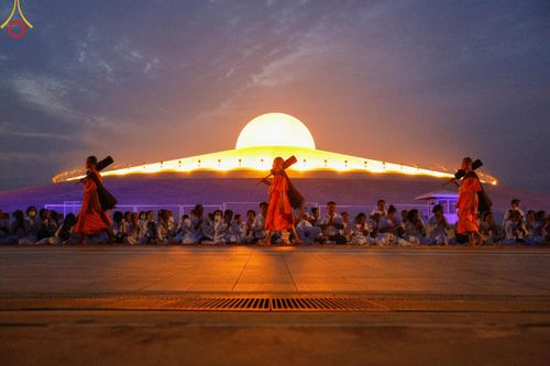 ภาพ No.120488:พิธีต้อนรับพระธรรมยาตรา ในโครงการธรรมยาตรา กตัญญูบูชา มหาปูชนียาจารย์ พระมงคลเทพมุนี(สด จนฺทสโร) พระผู้ปราบมาร อนุสรณ์สถาน 7 แห่ง ปีที่ 12 วันที่ 28 มกราคม พ.ศ. 2567 ณ วัดพระธรรมกาย จ.ปทุมธานี (ชุดที่ 2)