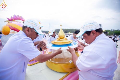 ภาพ No.130179:V.34 เพื่อธรรมเพื่อบางกล่ำ การรับบุญของเจ้าหน้าที่หน่วยงานต่างๆ  เพื่องานธรรมยาตราอัญเชิญพระบรมสารีริกธาตุ ประดิษฐาน ณ มหารัตนเจดีย์สิริปทุมสวรรค์ (เจดีย์อริยพุทธะ 5 พระองค์) ณ ศูนย์ปฏิบัติธรรมภาคใต้ อ.บางกล่ำ จ.สงขลา ระหว่างวันที่ 9-10 มีนาคม พ.ศ. 2567