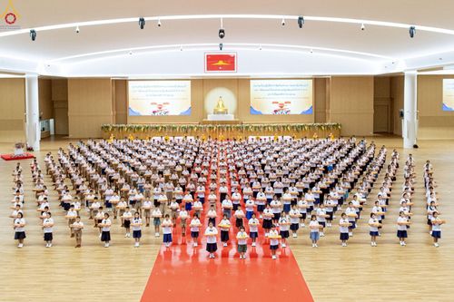 ภาพ No.246092:วันเสาร์ที่ 13 กันยายน พ.ศ. 2568 พิธีมอบผ้าไตรประธานกฐินสัมฤทธิ์เด็กดี V-Star ณ สภาธรรมกายสากล วัดพระธรรมกาย