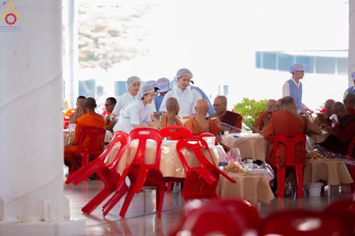 ภาพ No.58994:V.40 ภัตตาหารพระหมื่นวัด เราจัดให้ การปฏิบัติงานของเจ้าหน้าที่และอาสาสมัคร เพื่อรับบุญในการถวายภัตตาหาร แด่คณะสงฆ์ 10,000 กว่าวัดทั่วประเทศ ที่มาร่วมงานวันคุ้มครองโลก จันทร์ที่ 22 เมษายน พ.ศ. 2567 ณ วัดพระธรรมกาย