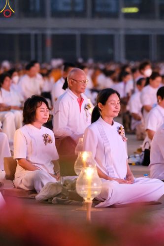ภาพ No.122149:พิธีจุดประทีปถวายเป็นพุทธบูชา และบูชาธรรมมหาปูชนียาจารย์ พระมงคลเทพมุนี(สด จนฺทสโร) ในโครงการธรรมยาตรา กตัญญูบูชา มหาปูชนียาจารย์ พระมงคลเทพมุนี(สด จนฺทสโร) พระผู้ปราบมาร อนุสรณ์สถาน 7 แห่ง ปีที่ 12 วันที่ 31 มกราคม พ.ศ. 2567 ณ วัดพระธรรมกาย จ.ปทุมธานี