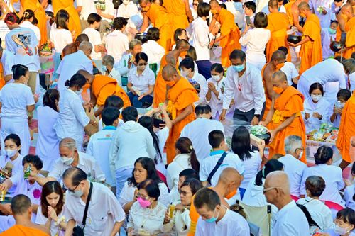 ภาพ No.116201:พิธีตักบาตรพระธรรมยาตรา ณ อนุสรณ์สถานลำดับที่ 4 สถานที่เกิดด้วยกายธรรม วัดโบสถ์(บน) จ.นนทบุรี วันที่ 21 มกราคม พ.ศ. 2567
