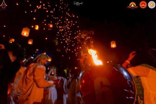 ภาพ No.224639:วันจันทร์ที่ 12 พฤษภาคม พ.ศ. 2568  ชาวพุทธในอินโดนีเซีย ร่วมฉลองวิสาขบูชาจุดประทีปกว่า 200,000 ดวง ณ พระมหาเจดีย์บรมพุทโธ  เจริญพุทธมนต์ถวาย “พระวชิรเกล้าเจ้าอยู่หัว”