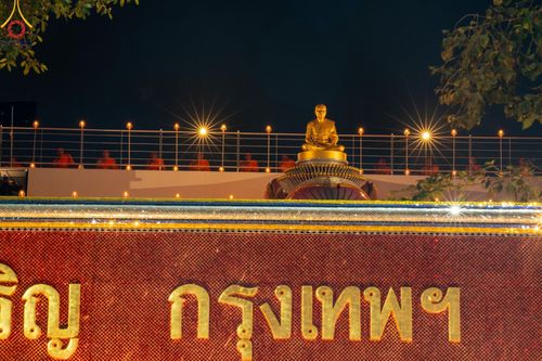 ภาพ No.201731:พิธีจุดประทีปถวายเป็นพุทธบูชา และบูชาธรรมมหาปูชนียาจารย์ ณ อาคารธรรมยาตรา กตัญญูบูชามหาปูชนียาจารย์ ตรงข้ามวัดปากน้ำภาษีเจริญ จ.กรุงเทพมหานคร ในโครงการธรรมยาตรา กตัญญูบูชา มหาปูชนียาจารย์ พระมงคลเทพมุนี(สด จนฺทสโร) พระผู้ปราบมาร อนุสรณ์สถาน 7 แห่ง