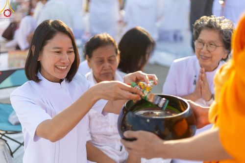 ภาพ No.187896:พิธีตักบาตรฉลองพระใหม่ ต้อนรับพุทธศักราช 2568 ณ ลานธรรมพระมหาธรรมกายเจดีย์ วัดพระธรรมกาย จ.ปทุมธานี วันที่ 1 มกราคม พ.ศ. 2568