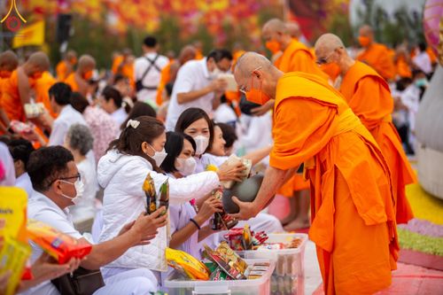 ภาพ No.118627:พิธีตักบาตรพระธรรมยาตรา ปีที่ 12 ณ อนุสรณ์สถานลำดับที่ 5 สถานที่เผยแผ่วิชชาธรรมกายครั้งแรก อนุสรณ์สถานบางปลา จ.นครปฐม วันที่ 25 มกราคม พ.ศ. 2567
