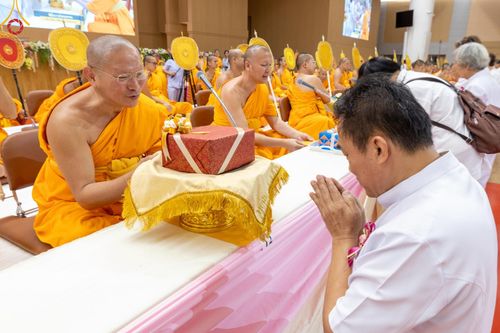 ภาพ No.153357:พิธีมุทิตาสักการะ พระภิกษุ-สามเณร ผู้สอบไล่ได้เปรียญธรรม ประโยค 1-2 ถึงประโยค ป.ธ.9 และบาลีศึกษา ประโยค1-2 ถึง บ.ศ.9 , พิธีมอบดวงแก้วสามเณรผู้ทรงบาลีไวยากรณ์ วัดพระธรรมกาย และ ศูนย์ส่งเสริมศีลธรรมในประเทศและต่างประเทศ วันอาทิตย์ที่ 8 กันยายน พ.ศ.2567