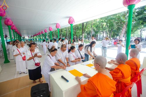 ภาพ No.159862:พิธีตัดปอยผมปลงผมนาคธรรมทายาท, พิธีบรรพชาอุปสมบทหมู่ โครงการอุปสมบทหมู่บูชาธรรม 140 ปี พระมงคลเทพมุนี (สด จนฺทสโร) ณ โบสถ์พระไตรปิฏก วัดพระธรรมกาย วันเสาร์ที่ 5 ตุลาคม พ.ศ. 2567