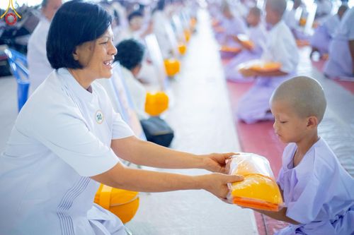 ภาพ No.215112:วันเสาร์ที่ 5 เมษายน พ.ศ. 2568 พิธีเวียนประทักษิณรอบพระมหาธรรมกายเจดีย์  พิธีวันทาเจดีย์ พิธีขอขมาและมอบผ้าไตร ในโครงการบรรพชาสามเณรฟื้นฟูพระพุทธศาสนาทั่วไทย , โครงการหน่อแก้วเปรียญธรรม รุ่นที่ 13 ,  โครงการสามเณรยุวธรรมทายาท รุ่นที่ 33 , โครงการสามเณรมั