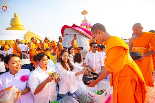 ภาพ No.201188:พิธีตักบาตรพระธรรมยาตรา ณ อนุสรณ์สถานลำดับที่ 5 สถานที่เผยแผ่วิชชาธรรมกายครั้งแรก อนุสรณ์สถานบางปลา วัดบางปลา อำเภอบางเลน จังหวัดนครปฐม ในโครงการธรรมยาตรา กตัญญูบูชา มหาปูชนียาจารย์ พระมงคลเทพมุนี(สด จนฺทสโร) พระผู้ปราบมาร อนุสรณ์สถาน 7 แห่ง ปีที่ 13