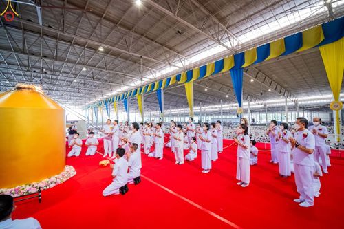 ภาพ No.89598:พิธีตักบาตร ข้าวสารอาหารแห้ง พิธีบูชาข้าวพระ และพิธีจุดเทียนใจ ไฟนิรันดร์  อนันตชัย ณ สภาธรรมกายสากล วัดพระธรรมกาย วันอาทิตย์ที่ 1 ตุลาคม พ.ศ. 2566