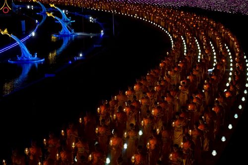 ภาพ No.224123:วันวิสาขบูชา วันอาทิตย์ที่ 11 พฤษภาคม พ.ศ. 2568 พิธีจุดวิสาขประทีป ,  พิธีเวียนประทักษิณรอบพระมหาธรรมกายเจดีย์ , พิธีฉลองชัยสวดมนต์บทธัมมจักกัปปวัตตนสูตร ครบ 7,357,000,000 จบ ณ มหารัตนวิหารคด วัดพระธรรมกาย