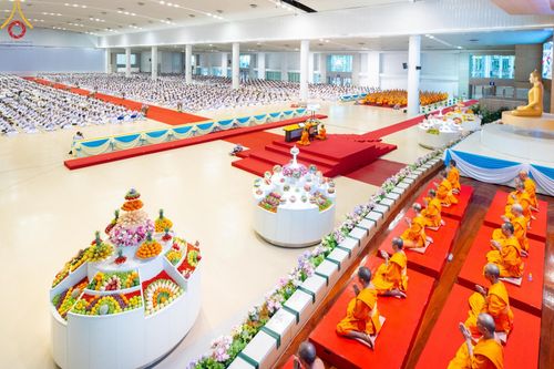 ภาพ No.139226:พิธีตักบาตร , พิธีบูชาข้าวพระ ณ ห้องแก้วสารพัด 1 สภาธรรมกายสากล วัดพระธรรมกาย วันอาทิตย์ต้นเดือนที่ 2 มิถุนายน พ.ศ. 2567