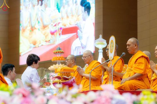 ภาพ No.167863:พิธีทอดกฐิน และ พิธีกรานกฐิน ในวันอาทิตย์ที่ 3 พฤศจิกายน พ.ศ. 2567 ณ วัดพระธรรมกาย จ.ปทุมธานี