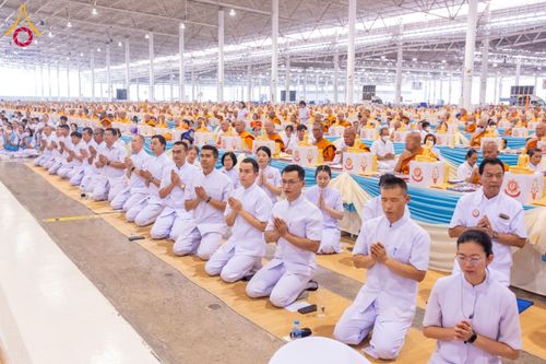 ภาพ No.60105:พิธีเจริญพระพุทธมนต์ "ฉลองอายุวัฒนมงคล 80 ปี หลวงพ่อธัมมชโย" พิธีถวายไทยธรรม คณะสงฆ์ 10,000 กว่าวัดทั่วประเทศ ในวันคุ้มครองโลก วันจันทร์ที่ 22 เมษายน พ.ศ. 2567 ณ สภาธรรมกายสากล วัดพระธรรมกาย จ.ปทุมธานี