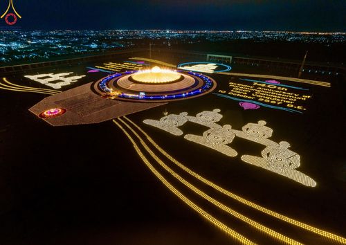 ภาพ No.160743:พิธีจุดประทีป 20,000 ดวง บูชาพระมหาธรรมกายเจดีย์ และบูชาพระมงคลเทพมุนี (สด จนฺทสโร) พระผู้ปราบมาร ณ ลานธรรม พระมหาธรรมกายเจดีย์ วัดพระธรรมกาย จ.ปทุมธานี วันที่ 10 ตุลาคม พ.ศ. 2567