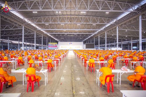 ภาพ No.202844:พิธีถวายภัตตาหารเป็นสังฆทาน แด่พระธรรมยาตรา ณ วัดพระธรรมกาย ตำบลคลองสาม อำเภอคลองหลวง จังหวัดปทุมธานี ในโครงการธรรมยาตรา กตัญญูบูชา มหาปูชนียาจารย์ พระมงคลเทพมุนี(สด จนฺทสโร) พระผู้ปราบมาร อนุสรณ์สถาน 7 แห่ง ปีที่ 13 วันที่ 28 มกราคม พ.ศ. 2568