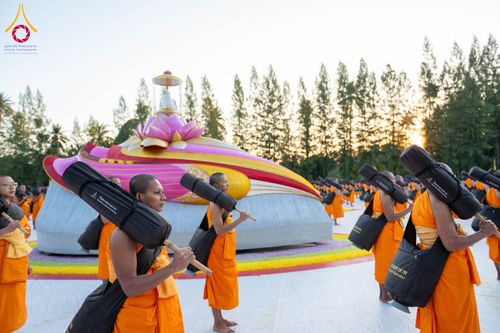 ภาพ No.290639:วันที่ 8 มกราคม พ.ศ. 2569 พระธรรมยาตราปฏิบัติธรรม และถ่ายภาพหมู่ประวัติศาสตร์ ในโครงการธรรมยาตรา กตัญญูบูชามหาปูชนียาจารย์ พระมงคลเทพมุนี(สด จนฺทสโร) พระผู้ปราบมาร อนุสรณ์สถาน 7 แห่ง ปีที่ 14 ณ อนุสรณ์สถานคลองบางนางแท่น อ.สามพราน จ.นครปฐม