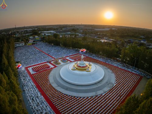 ภาพ No.292050:วันที่ 10 มกราคม พ.ศ. 2569 พิธีจุดประทีปถวายเป็นพุทธบูชา และบูชาธรรมมหาปูชนียาจารย์  ณ อนุสรณ์สถานคลองบางนางแท่น อ.สามพราน จ.นครปฐม ในโครงการธรรมยาตรา กตัญญูบูชา มหาปูชนียาจารย์ พระมงคลเทพมุนี(สด จนฺทสโร) พระผู้ปราบมาร อนุสรณ์สถาน 7 แห่ง ปีที่ 14