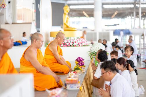 ภาพ No.318266:วันอาทิตย์ต้นเดือนที่ 5 เมษายน พ.ศ.2569 พิธีตักบาตร ณ บ้านแก้วเรือนทองคุณยายอาจารย์ฯ วัดพระธรรมกาย