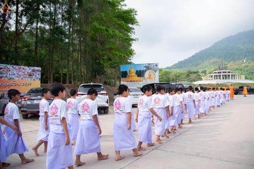 ภาพ No.320051:วันเสาร์ที่ 4 เมษายน 2569 พิธีตัดปอยผม ขอขมาผู้ปกครอง  มอบบาตร-ผ้าไตร และพิธีบรรพชาสามเณร 87 รูป  ณ ศูนย์ปฏิบัติธรรมระยอง(บ้านช่องลม)  ต.บางบุตร อ.บ้านค่าย จ.ระยอง