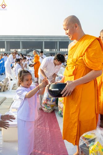 ภาพ No.279929:วันที่ 1 มกราคม พ.ศ.2569 พิธีตักบาตรในวันขึ้นปีใหม่ ณ ลานธรรม วัดพระธรรมกาย