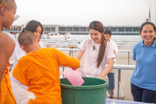 ภาพ No.321258:วันที่ 10-11 เมษายน พ.ศ.2569 การเตรียมกล่องไทยธรรม และการติดผ้ารับประเคน เพื่องานถวายมหาสังฆทาน 40,000 กว่าวัดทั่วประเทศ วันคุ้มครองโลก 22 เมษายน พ.ศ.2569 วัดพระธรรมกาย