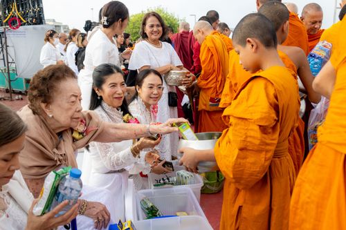 ภาพ No.284706:วันอาทิตย์ที่ 14 ธันวาคม พ.ศ.2568  พิธีทำบุญเมืองสุราษฎร์ธานี 110ปี และพิธีตักบาตรพระสงฆ์ 1,110 รูป  ณ บริเวณริมน้ำวัดกลาง (เก่า) ถนนบ้านดอน ตำบลตลาดใหม่ อำเภอเมือง จังหวัดสุราษฎร์ธานี