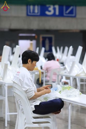 ภาพ No.303288:วันที่ 15-21 มกราคม พ.ศ.2569 ปลิดกลีบดอกเบญจทรัพย์ เพื่อโปรยต้อนรับพระธรรมยาตรา ในโครงการธรรมยาตรา กตัญญูบูชา มหาปูชนียาจารย์ พระมงคลเทพมุนี(สด จนฺทสโร) พระผู้ปราบมาร อนุสรณ์สถาน 7 แห่ง ปีที่ 14 ณ วิหารคด วัดพระธรรมกาย