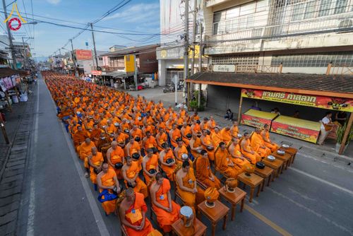 ภาพ No.336868:วันเสาร์ที่ 27 มิถุนายน 2569 พิธีตักบาตรพระ 1,345 รูป  ณ ข่วงสันกำแพง อำเภอสันกำแพง จังหวัดเชียงใหม่