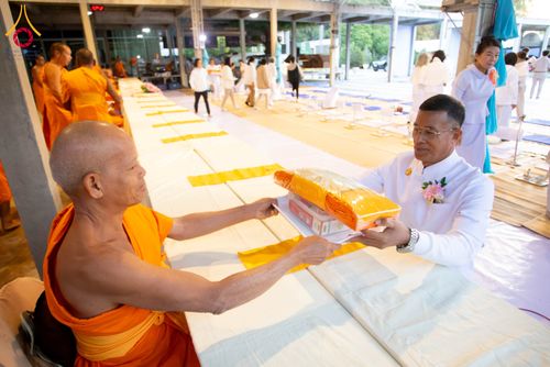 ภาพ No.292606:วันที่ 12 มกราคม พ.ศ. 2569 พิธีถวายภัตตาหารเป็นสังฆทาน แด่พระธรรมยาตรา ณ อนุสรณ์สถานมหาวิหารพระมงคลเทพมุนี (โลตัสแลนด์) อ.สองพี่น้อง จ.สุพรรณบุรี ในโครงการธรรมยาตรา กตัญญูบูชา มหาปูชนียาจารย์ พระมงคลเทพมุนี(สด จนฺทสโร) พระผู้ปราบมาร อนุสรณ์สถาน 7 แห่ง ปี