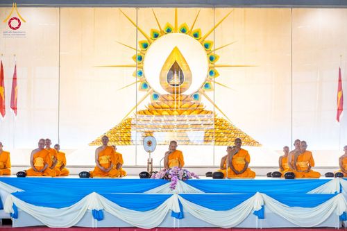 ภาพ No.215164:วันอาทิตย์ต้นเดือนที่ 6 เมษายน พ.ศ. 2568 พิธีตักบาตรข้าวสารอาหารแห้ง ณ บ้านแก้วเรือนทองคุณยาย สภาธรรมกายสากล วัดพระธรรมกาย