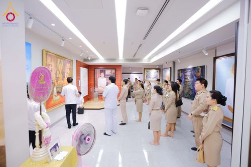 ภาพ No.311494:วันจันทร์ที่ 23 กุมภาพันธ์ พ.ศ. 2569 เปิดโลกทัศน์ผู้บริหารสถานศึกษายุคใหม่ เรียนรู้ต้นแบบการพัฒนาคนผ่านพลัง “บวร–V-Star” ผู้เข้ารับการพัฒนาตามโครงการ สพฐ. ศึกษาดูงานวัดพระธรรมกาย เสริมภาวะผู้นำคุณธรรมสู่การบริหารโรงเรียนอย่างยั่งยืน ณ อาคาร 100 ปี คุณยาย