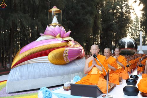 ภาพ No.289286:วันที่ 7 มกราคม พ.ศ. 2569 พิธีตักบาตรพระธรรมยาตรา ณ อนุสรณ์สถานลำดับที่ 1 สถานที่เกิดด้วยรูปกายเนื้อ อนุสรณ์สถานมหาวิหารพระมงคลเทพมุนี (โลตัสแลนด์) อ.สองพี่น้อง จ.สุพรรณบุรี ในโครงการธรรมยาตรา กตัญญูบูชา มหาปูชนียาจารย์ พระมงคลเทพมุนี(สด จนฺทสโร) พระผู้ป