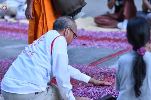 ภาพ No.105952:V.2 ทุ่มเท การเตรียมงาน เก็บงาน การรับบุญของเจ้าหน้าที่หน่วยงานต่างๆ เพื่อโครงการธรรมยาตรา กตัญญูบูชามหาปูชนียาจารย์ พระมงคลเทพมุนี (สด จนฺทสโร) พระผู้ปราบมาร อนุสรณ์สถาน 7 แห่ง ปีที่ 12 ระหว่างวันที่ 2 - 31 มกราคม พ.ศ.2567