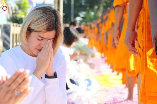 ภาพ No.105775:พิธีต้อนรับพระธรรมยาตรา ในโครงการธรรมยาตรากตัญญูบูชา มหาปูชนียาจารย์ พระมงคลเทพมุนี(สด จนฺทสโร) พระผู้ปราบมาร อนุสรณ์สถาน 7 แห่ง ปีที่ 12 วันที่ 3 มกราคม พ.ศ. 2567 ณ อนุสรณ์สถานโลตัสแลนด์ จ.สุพรรณบุรี