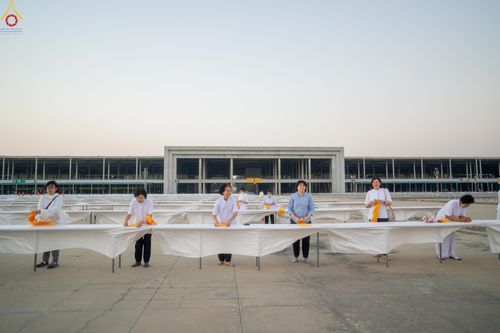 ภาพ No.321219:วันที่ 10-11 เมษายน พ.ศ.2569 การเตรียมกล่องไทยธรรม และการติดผ้ารับประเคน เพื่องานถวายมหาสังฆทาน 40,000 กว่าวัดทั่วประเทศ วันคุ้มครองโลก 22 เมษายน พ.ศ.2569 วัดพระธรรมกาย